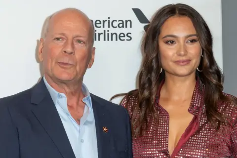 Bruce Willis z żoną. Aktor, u którego zdiagnozowano chorobę, wygląda na spokojnego.