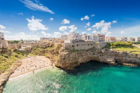 Un borgo bianco a picco sul mare turchese, una spiaggia incastonata tra le rocce. Un vero must-see in Puglia per chi ama panorami mozzafiato.