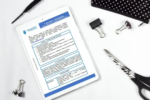 Tablet z notatkami o Tadeuszu Borowskim, pióro, spinacze i nożyczki.