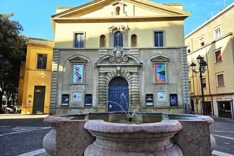 Fontana davanti al Teatro Rossini, luogo che evoca la regione in cui è nato Rossini.