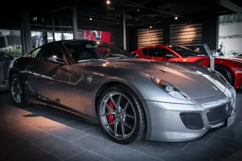En grå Ferrari 599 GTO, en dröm för många, kanske till och med för Gabriel Titus Gessle. Bakom den syns en röd Ferrari.