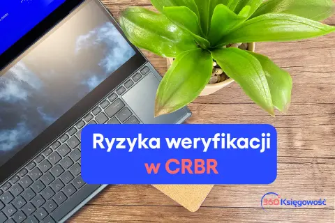 Laptop i roślina na drewnianym tle. Niebieski pasek z napisem "Ryzyka weryfikacji w CRBR". CRBR to skrót od Centralnej Bazy Rachunków.
