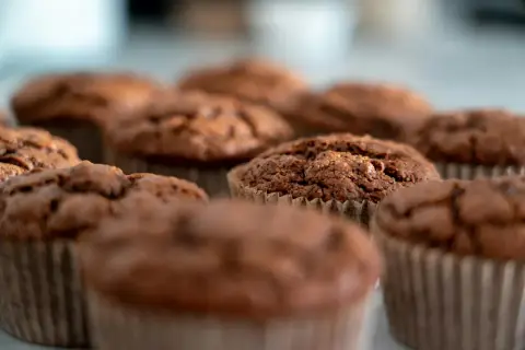 Chokladmuffins i pappersformar. Undrar du hur länge håller bakpulver? Dessa muffins ser färska ut!