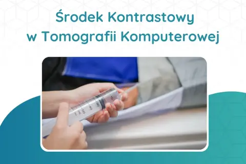 Ręce trzymają strzykawkę z płynem, przygotowując środek **kontrastowy** do podania pacjentowi podczas badania tomografii komputerowej.