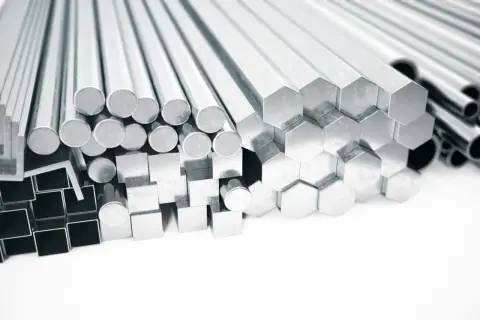 Srebrne stopy aluminium w różnych kształtach: okrągłe, kwadratowe, sześciokątne i rury.