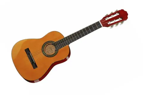 Eine klassische Gitarre mit hellem Holzkorpus und rotem Kopf. Die Gitarre 1/8 ist bereit für erste Melodien.