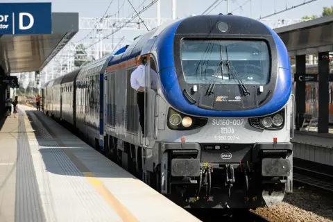 Pociąg PKP Intercity na dworcu PKP Ełk. Maszynista w białej koszuli czeka na odjazd.