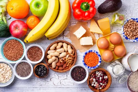 Gesunde Lebensmittel für vor oder nach dem Training: Obst, Nüsse, Eier, Hülsenfrüchte, Haferflocken und mehr.