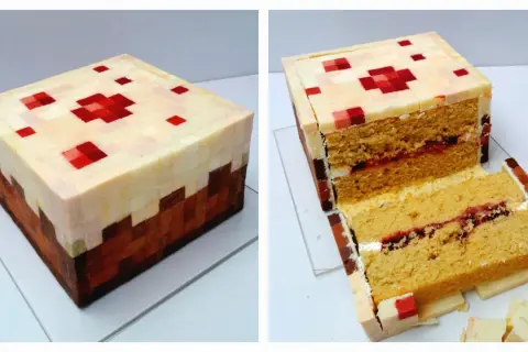 En Minecraft-inspirerad tårta med pixlad design, perfekt för ett Minecraft tårta recept. Den är skuren för att visa lager av saftigt bröd och sylt.