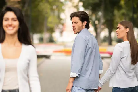 Ein Mann dreht sich um, während seine Freundin ihn festhält. Er begehrt andere Frauen, was sie mit Entsetzen bemerkt.