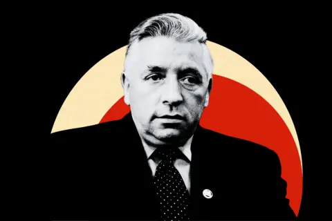 Portret mężczyzny w garniturze, z tyłu kolorowe łuki. Człowiek istota pełna sprzeczności, jego spojrzenie zdaje się to odzwierciedlać.