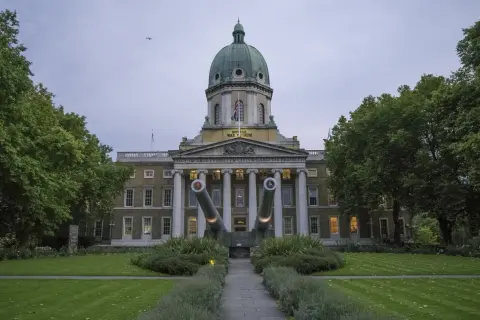 Imperial War Museum w Londynie, z dwoma działami skierowanymi ku niebu.