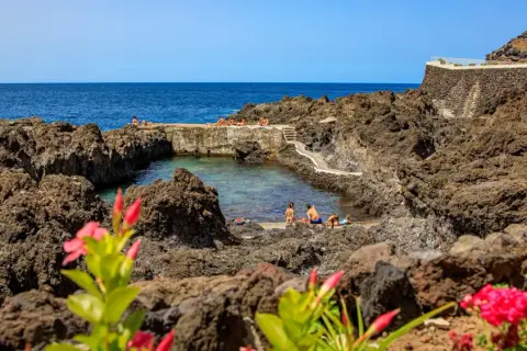 Naturschwimmbecken mit Menschen, umgeben von Lavafelsen. Ein toller Tipp für Ihren Teneriffa Urlaub!