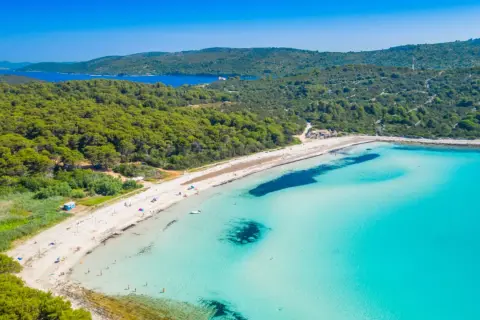 Traumhafte Strände und klares Wasser – perfekte reiseziele august. Ein Paradies für Sonnenanbeter und Wassersportler.