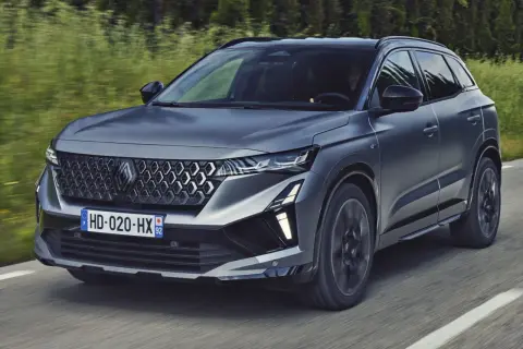 Nowy Renault Austral w ciemnoszarym kolorze jedzie po drodze. Sprawdź atrakcyjną renault austral cena.