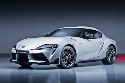 Biała Toyota GR Supra, sportowa marka samochodu na zdjęciu, prezentuje swoje aerodynamiczne linie i felgi.