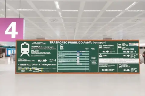 Informacje o transporcie publicznym z lotniska Mediolan Malpensa do centrum: pociągi, autobusy, taksówki i wynajem samochodów.