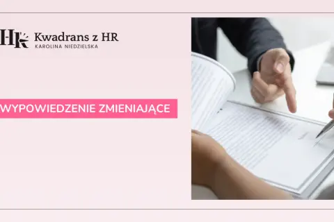 Dwie osoby analizują dokument, jeden wskazuje palcem na tekst. Na ekranie widnieje napis "WYPOWIEDZENIE ZMIENIAJĄCE".
