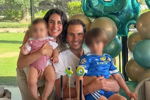 Familia feliz celebrando el cumpleaños de su hijo. Rafael Nadal sonríe junto a su esposa e hijos, rodeados de globos y un pastel.
