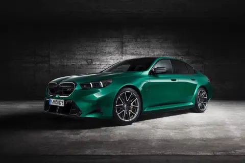Zielony BMW M5 Competition prezentuje swoją sportową sylwetkę. Sprawdź aktualną bmw m5 cena i poczuj moc.