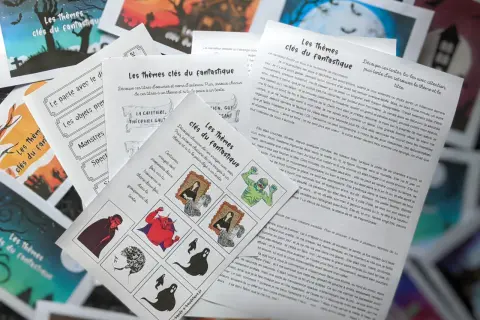 Des cartes thématiques sur le genre fantastique, avec des illustrations de monstres, de vampires et de fantômes.