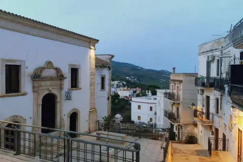 Un vicolo suggestivo con edifici bianchi e scorci panoramici. Ecco cosa vedere a Mattinata, tra storia e natura.
