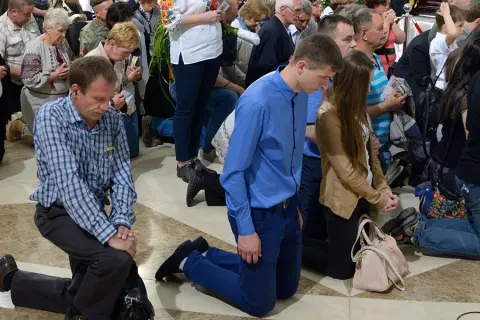 Czy żołnierz klęka w kościele? Zasady i tradycje, które zaskakują