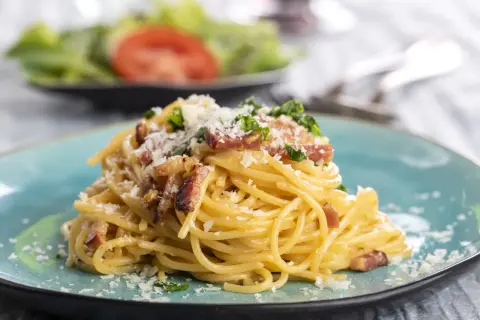Spaghetti Carbonara, ein Klassiker der italienischen Küche. Dieses Gericht ist ein Beweis dafür, dass einfache Zutaten zu köstlichen Pasta Rezepten führen können.