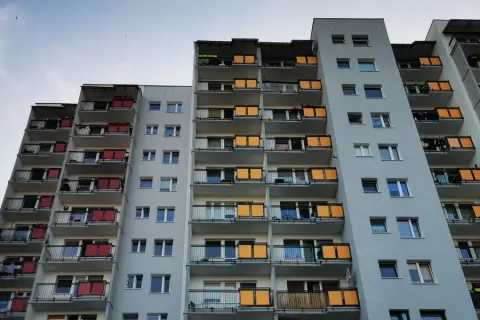 Czy warto wykupić grunt pod swoim mieszkaniem w bloku? Koszty i ryzyka
