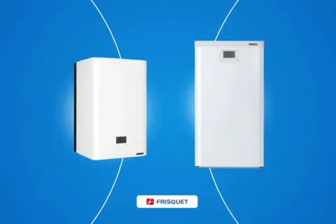 Deux chaudières Frisquet, l'une compacte et l'autre plus haute, sur fond bleu. Avis sur la chaudière Frisquet : efficacité et design.