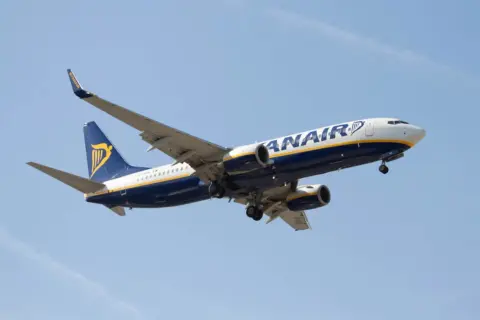 Samolot Ryanair w locie. Regular fare Ryanair co to znaczy? Tanie loty, szybki transport.