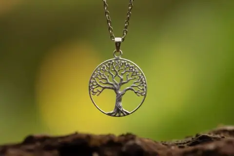 Drzewo Życia w biżuterii: Głębokie znaczenie i Twój osobisty amulet