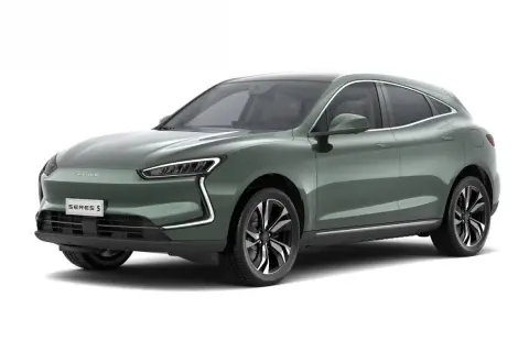 Zielony SUV Seres 5 z eleganckimi światłami LED i czarnymi felgami.