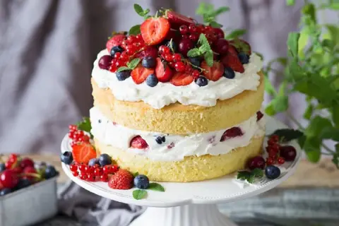 Bardzo łatwy tort z mascarpone, przełożony kremem i owocami leśnymi. Idealny na letnie popołudnie.