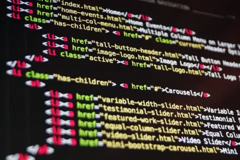 Kod HTML z linkami, przypominający proste programy w Pythonie, wyświetlany na ciemnym ekranie.