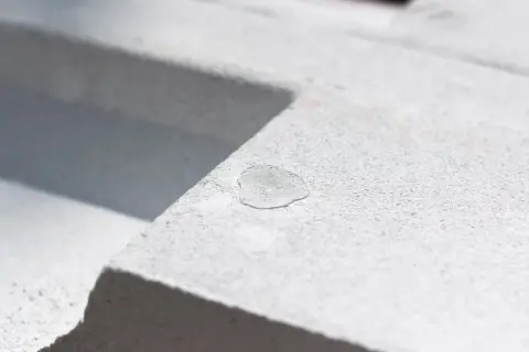 Kropla wody na porowatej powierzchni bloczków z perlitu. Materiał budowlany w zbliżeniu.