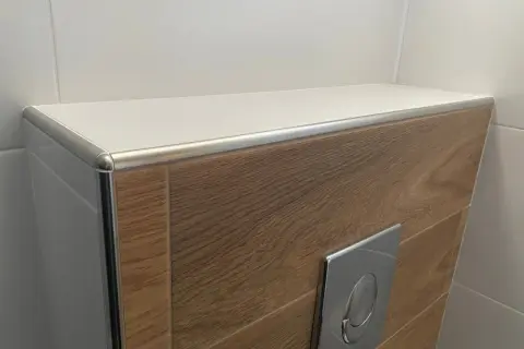 Eleganckie listwy wykończeniowe do płytek narożne, podkreślające nowoczesny design łazienki.