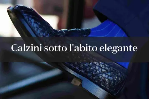 Dettaglio di un elegante abbinamento calze e abito uomo: scarpa in pelle intrecciata e calzino blu a righe.
