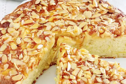 Gâteau aux amandes caramélisées, une recette facile et originale pour un dessert gourmand.