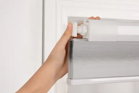 Instalación de un estor enrollable, una de las soluciones para ventanas sin persianas.