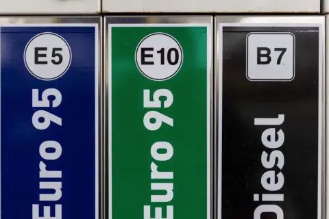 Gasolinera: Euro 95 E5 vs Euro 95 E10. ¿Cuál elegir? También hay diésel B7.
