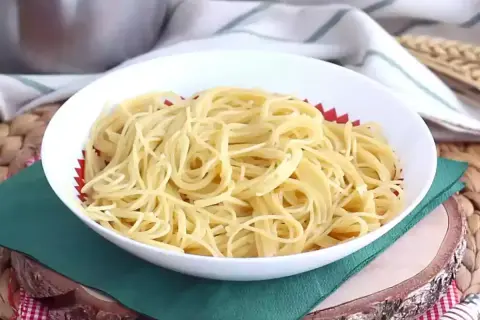 En skål med perfekt kokt pasta, redo att serveras. Enkelhet när den är som bäst.