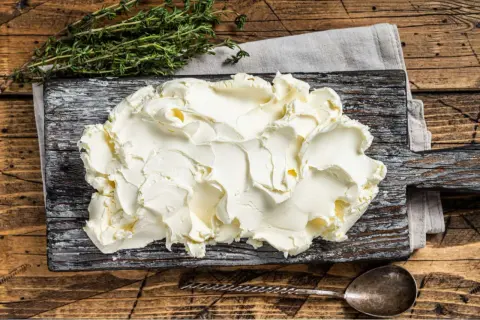 Kremowe mascarpone na desce. Zastanawiasz się, czy mascarpone można mrozić? Ten ser jest idealny do deserów, ale mrożenie może zmienić jego konsystencję.
