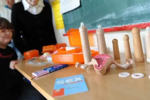 Lehrmaterialien für Sexualkunde in der Grundschule: Modelle von Geschlechtsorganen, Kondome und ein Ratgeber.