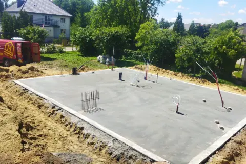 Płyta fundamentowa w budowie, z instalacjami. Czy jest tańsza płyta fundamentowa czy tradycyjny fundament? MegaTherm oferuje rozwiązania.