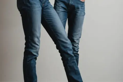 Dwie osoby w dżinsach. Czy jeans się rozciąga? Te spodnie wyglądają na wygodne i elastyczne, idealne do codziennych aktywności.