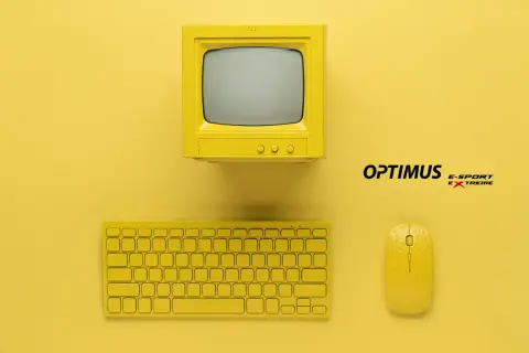 Żółty komputer retro, klawiatura i myszka. Logo "OPTIMUS E-SPORT EXTREME". Idealne do diagnostyki komputera.