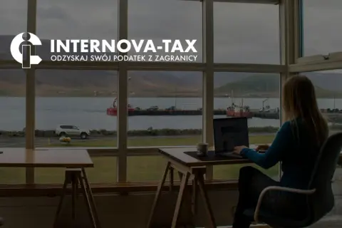 Kobieta pracuje przy laptopie, widok na port. Internova-Tax pomaga odzyskać podatek z zagranicy, nawet jeśli masz rezydencję podatkową w innym kraju.