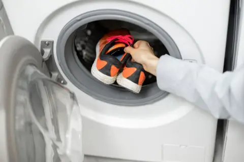 Jak wyprać białe buty w pralce? Bezpieczny poradnik krok po kroku
