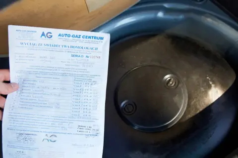 Dokument homologacji instalacji LPG w samochodzie, widoczna butla gazowa.